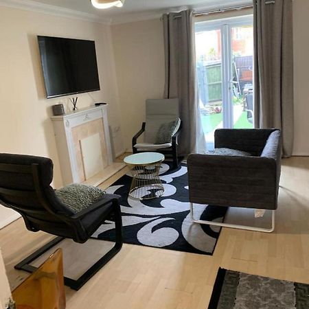Charming 2-Bed House In London Villa Exteriör bild