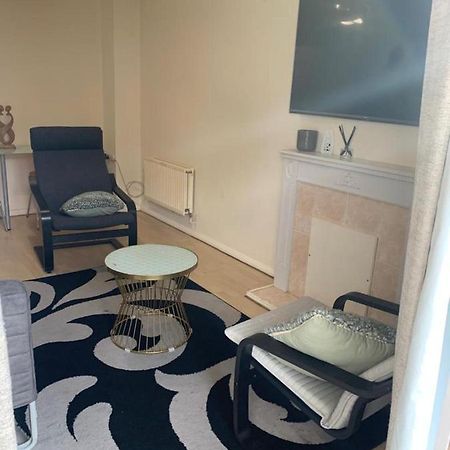 Charming 2-Bed House In London Villa Exteriör bild