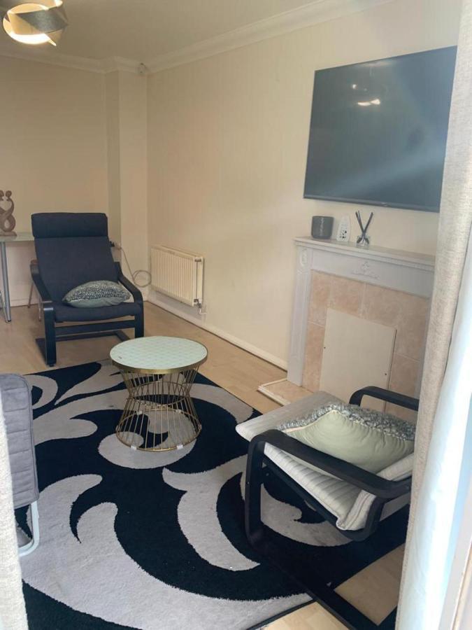 Charming 2-Bed House In London Villa Exteriör bild